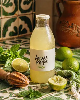 Agua de limón recién hecha